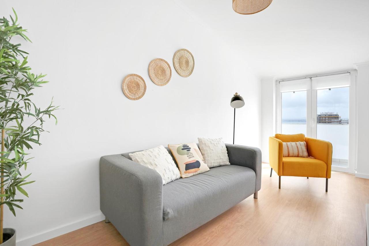 Sunny 2 Bedroom Apartment In Almada - Balconies With River View Eksteriør billede